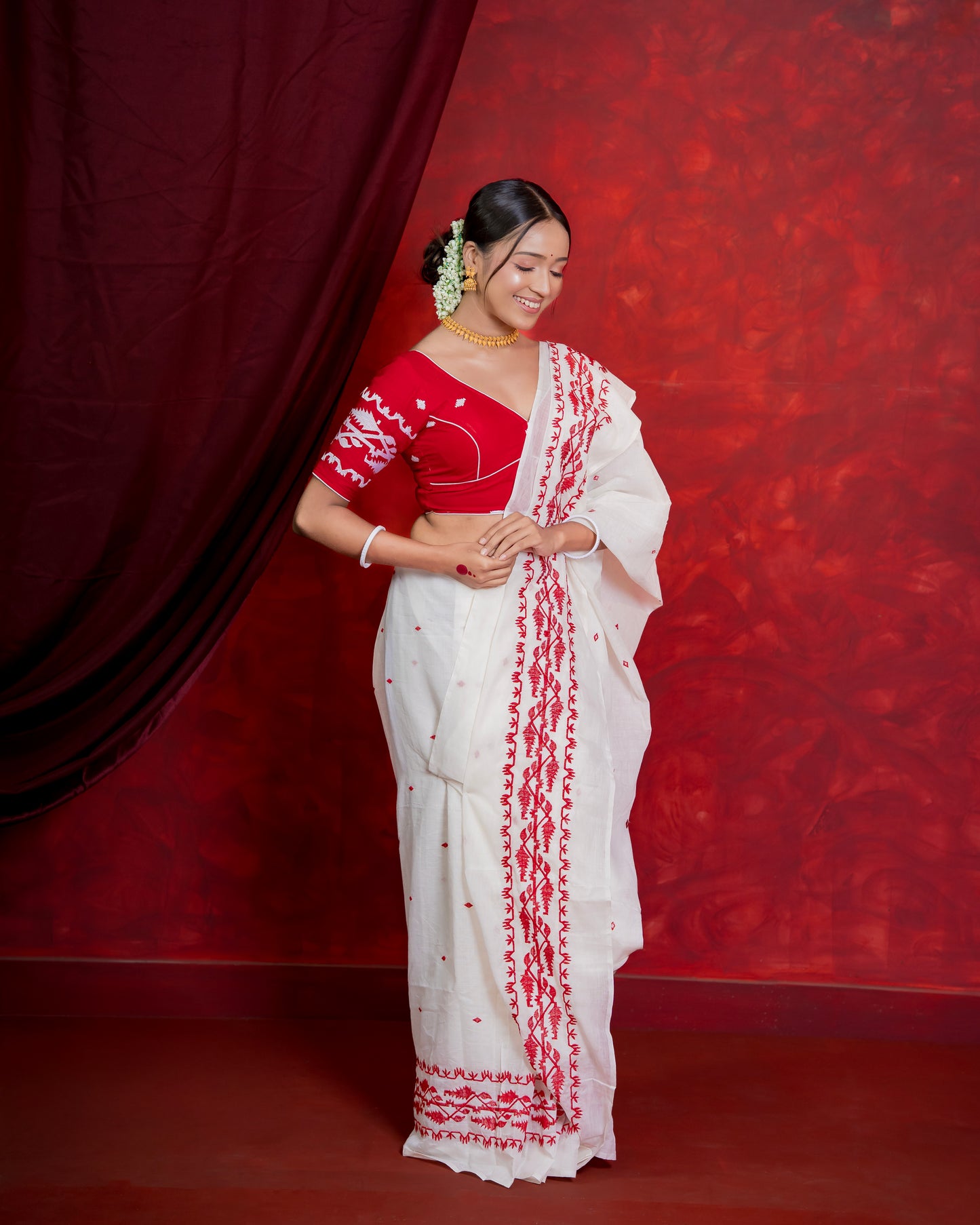 Premium White & Red Handloom Threadwork Saree