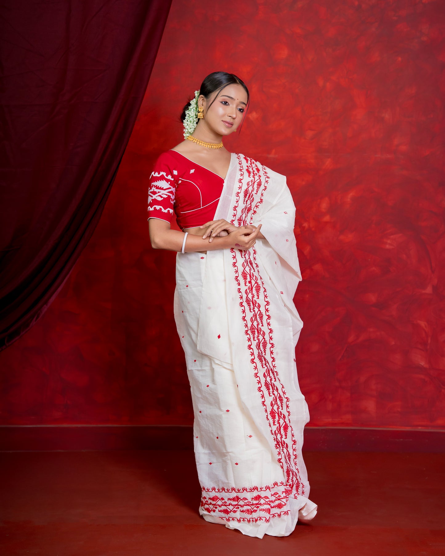 Premium White & Red Handloom Threadwork Saree