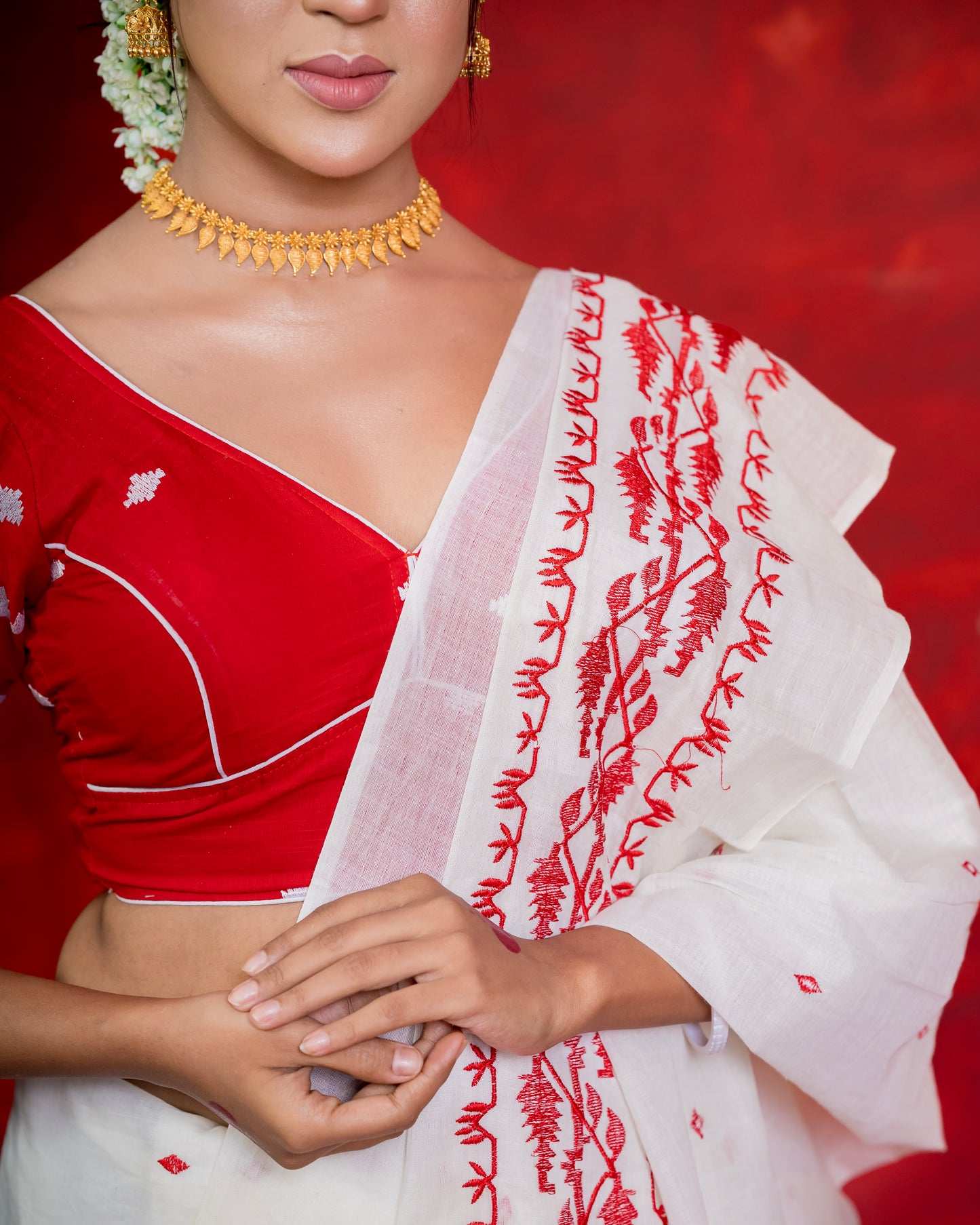 Premium White & Red Handloom Threadwork Saree